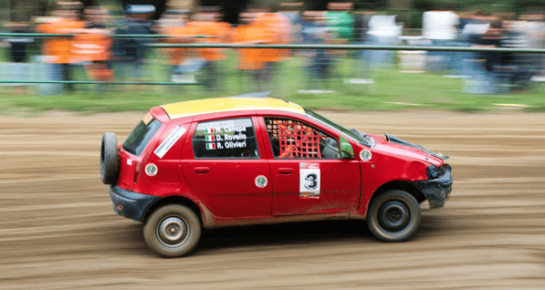Macchina rossa da rally, fiat punto