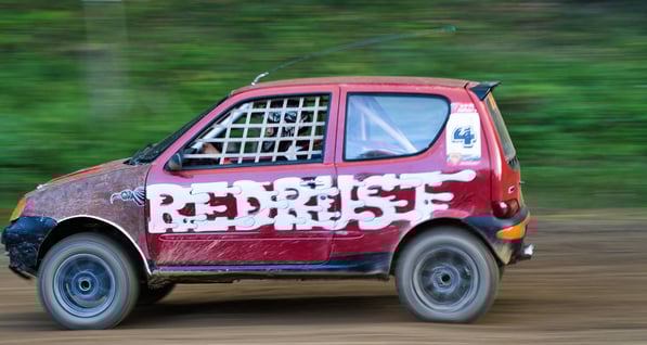 Macchina rossa da rally, fiat 600, panning
