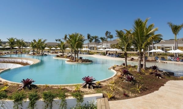 Longa Pisca com coqueiros