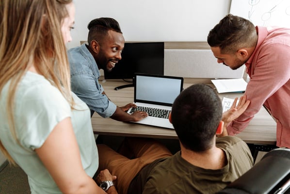 Des employés échangent à propos d’un véhicule
