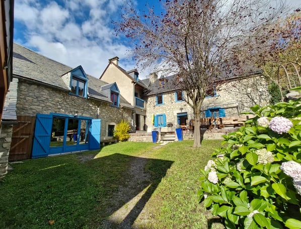 vue façade et jardin - maison la Flambee - chambres d'hotes
