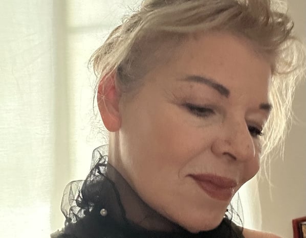 Tarot Psychic Reader Maya Britan Artist Painter Speaker