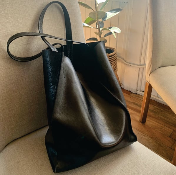 Tote negro de 5 años, mostrando cómo el cuero envejece espléndidamente, reflejando su durabilidad