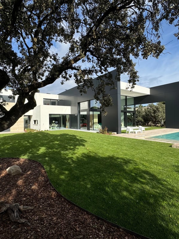 Foto del maravilloso jardín con piscina y de la extraordinaria fachada