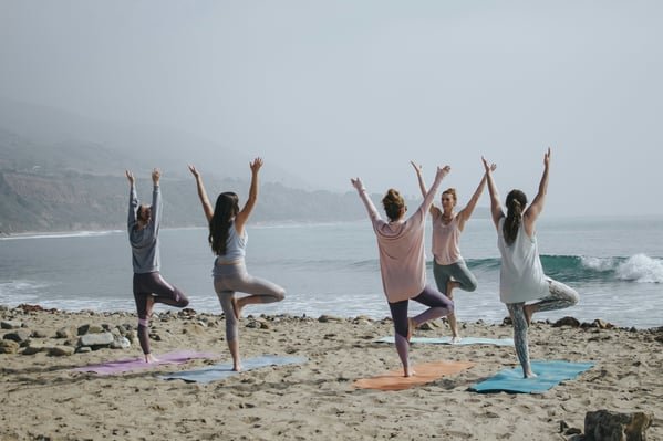 digital nomads do yoga beach portugal