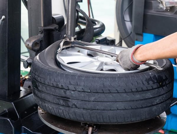 Mobile tyre fitting