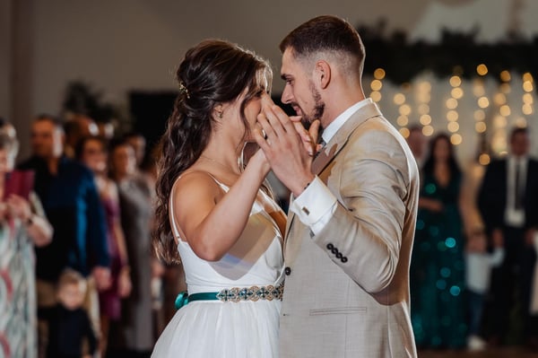 Reportażowy styl fotografii ślubnej — Michał Wróblewski Radomsko