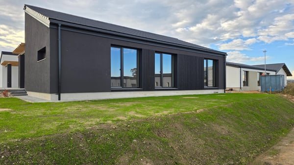 Vieno aukšto kotedžo eksteriero statyba Dobrovolės kaime – šoninė pusė