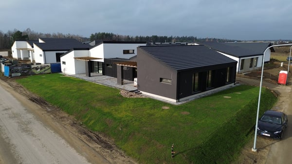 Naujos statybos kotedžų gyvenvietė Trakų rajone – Bičiulių Kvartetas drone vaizdas 2025