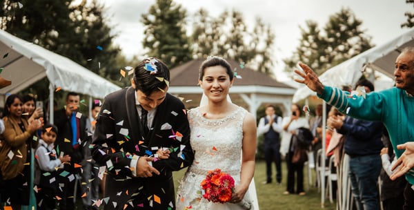 Fotografia de la salida de los novios en su día de matrimonio
