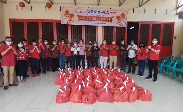 engurus Perbarindo Sumut, OJK Sumut, Walubi Medan, FKUB Medan, dan Viar Motor beserta penerima bakso