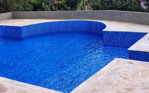 Piscina de vinil azul vista de cima