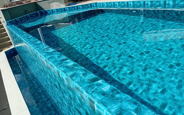 Detalhe de vinil de piscina recém aplicado