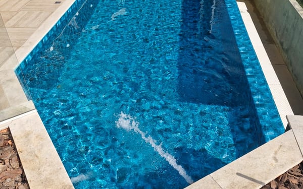 Piscina de vinil com borda infinita