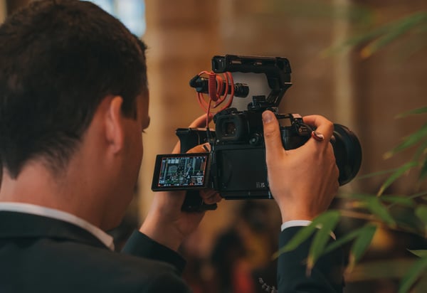 Un vidéaste qui filme pendant une cérémonie de mariage à l'église
