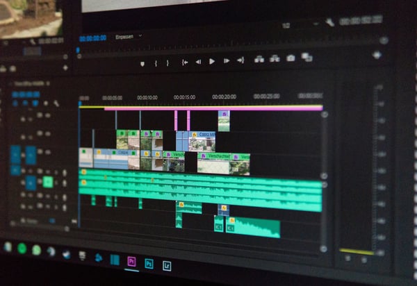 Un logiciel de montage ouvert sur un ordinateur