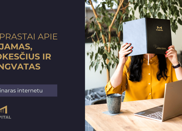 moteris su knyga