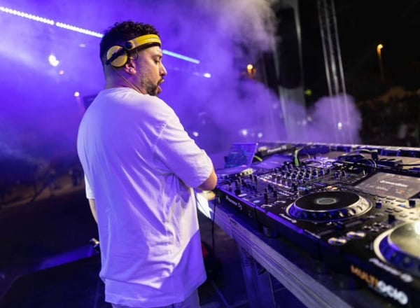 Barra libre con DJ Peligro - pista de baile llena en boda