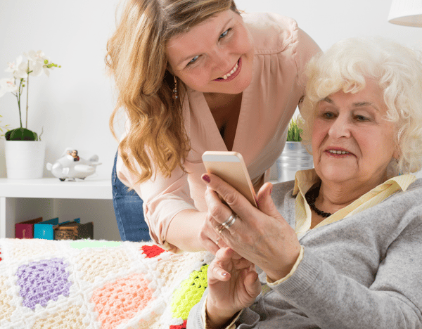 Anziana-e-caregiver-che-utilizzano-tecnologie-innovative-jpg