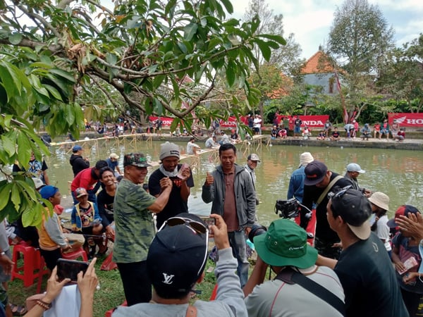 Rm. Komang Suryana memberikan hadiah kepada pemenang