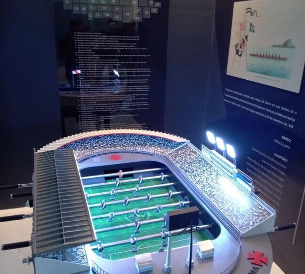 Futbolito personalizado con colores y escudo de equipo de fútbol favorito