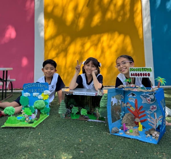 grupo de niños con proyecto