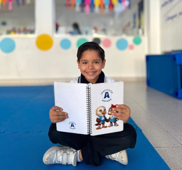 niño leyendo libro