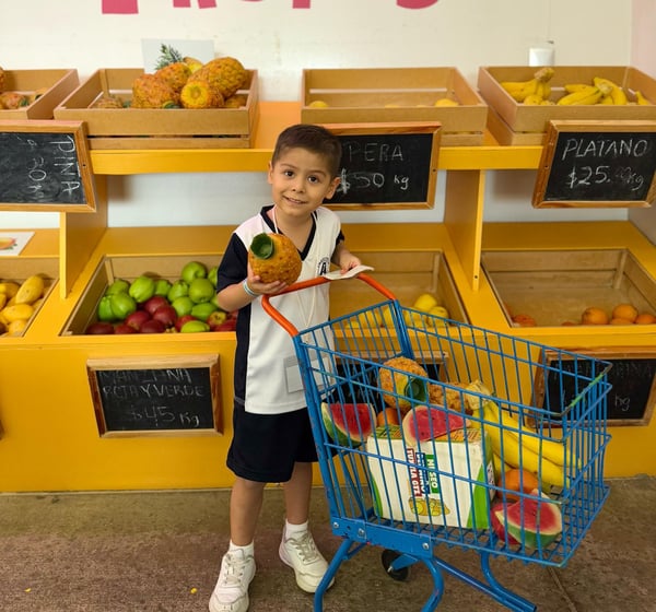 niño aprendiendo y explorando