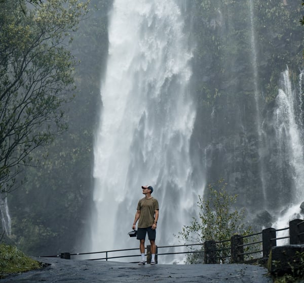 portrait devant une cascade