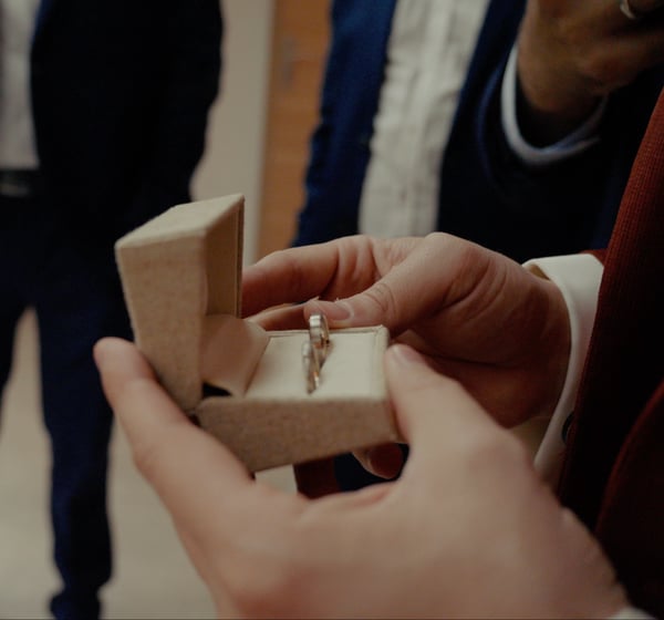 Vidéaste mariage Annecy : préparation du marié avant la cérémonie capturé par Busche Mariage