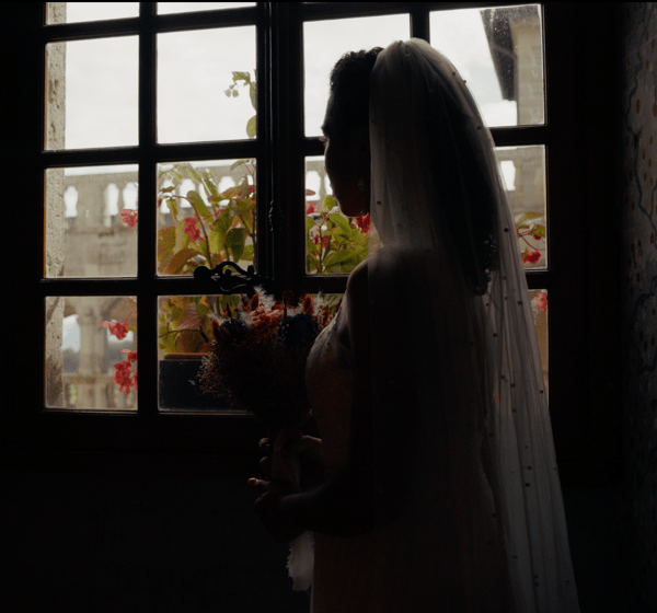 Séance couple de mariage à Annecy, capturée de façon cinématographique par Busche Mariage