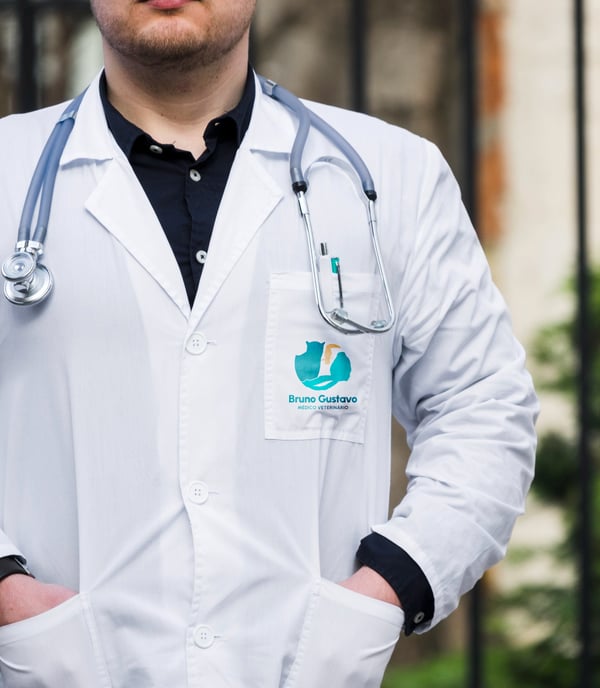Modelo de jaleco médico com logo do cliente