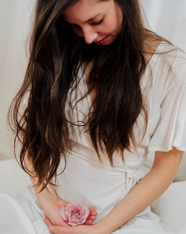 Nele Zeeh, Yoga mit Nele, Frau Sein, Weiblichkeit, weibliches Yoga, Spüren, Selbstfindung, Zyklus