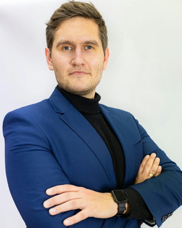Adwokat od spraw karnych w Szczecinie podczas pracy w kancelarii.