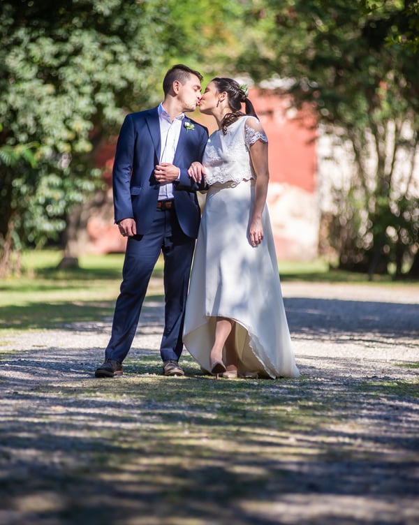 Novios besándose