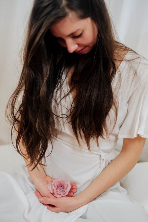 Nele Zeeh, Yoga mit Nele, Frau Sein, Weiblichkeit, weibliches Yoga, Spüren, Selbstfindung, Zyklus