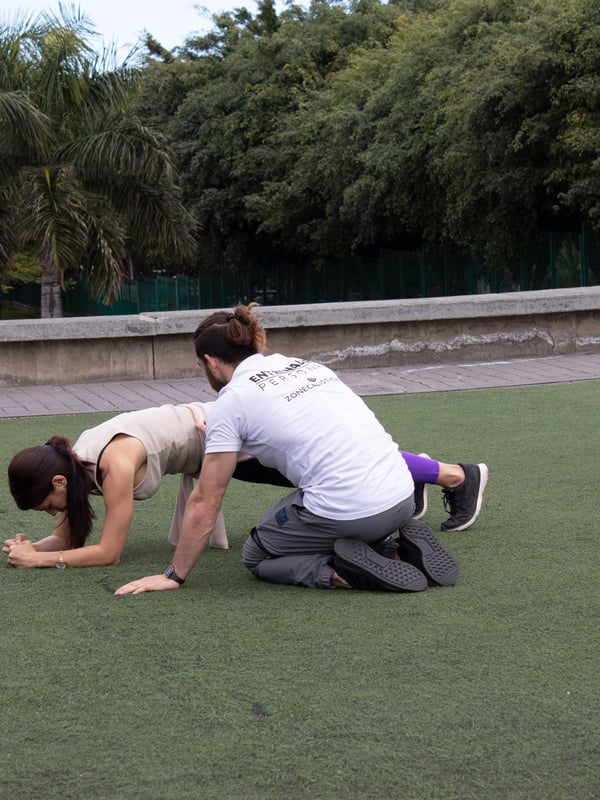 Entrenamiento de calistenia en pareja