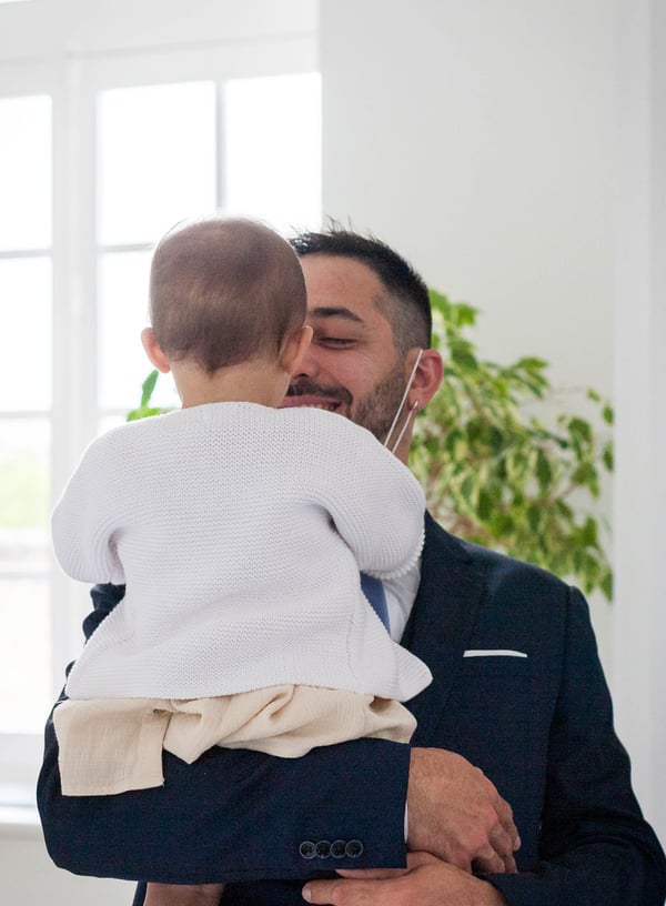 Le futur marié câline sa fille en attendant le commencement de la cérémonie civile à Eysines