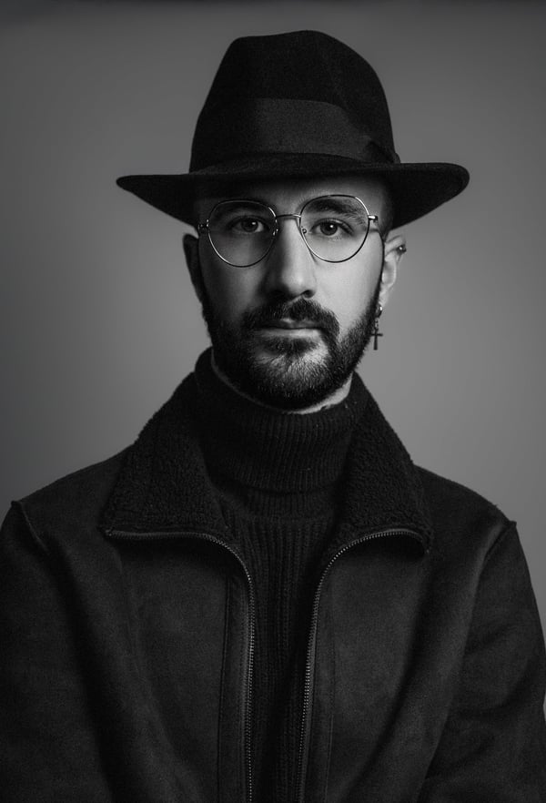 retrato del fotografo alex marley en granada con información sobre su vida
