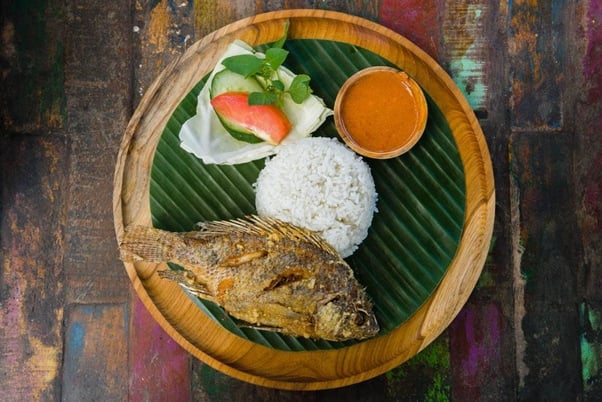 Ikan Goreng um prato típico da culinária indonésia - Fonte: Food’n Road