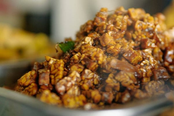 Tempeh Orek, um prato típico da culinária indonésia - Fonte: Food’n Road