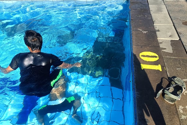 Renovasi keramik kolam renang yang rusak tanpa menguras air