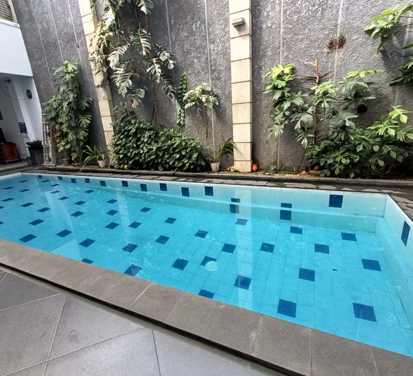 Kolam renang klasik garapan dayanapool dengan keramik roman berwarna biru muda dan tua