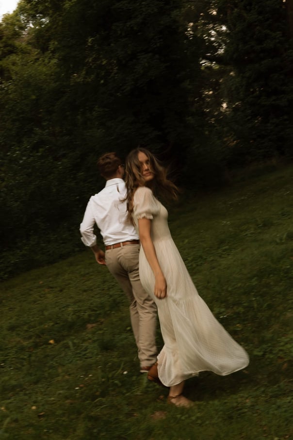 Verlobungsshooting Paarfotos in Eisenstadt in der Natur warme Farben vintage warum Schloss Pottendorf sophie sara fotografie