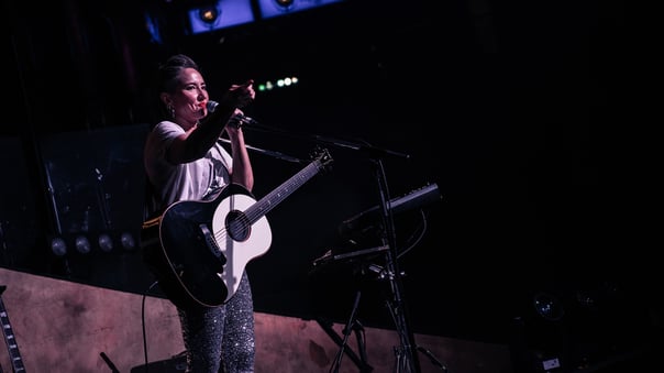 KT encouraging the crowd to sing, KT, Bla Bla Dubai | NBmore
