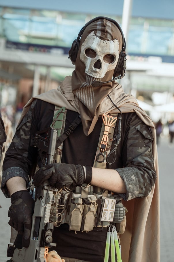 osplayer as Ghost from Call of Duty: Modern Warfare 2 at IFEMA Madrid. Features skull mask, tactical gear, and British flag p
