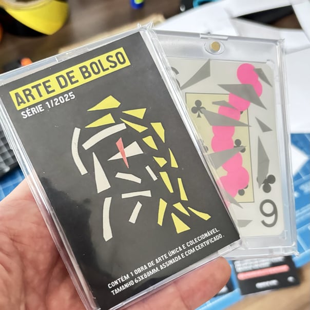 foto de dois pacotes de arte de bolso, um mostrando a frente do pacote, outro mostrando a arte. 