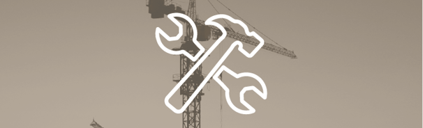 Grue à tour en arrière-plan avec icônes de clé et marteau représentant les services de réparation SM
