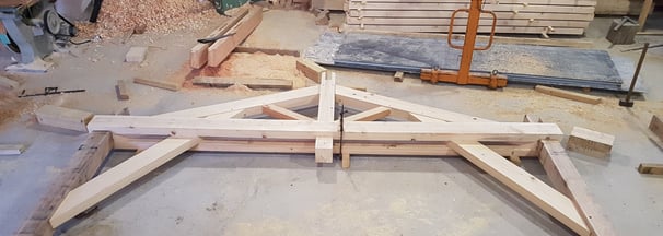 taillage d'une charpente pour une maison