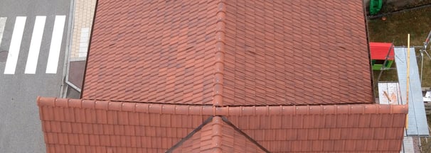 toiture en tuiles sur une maison